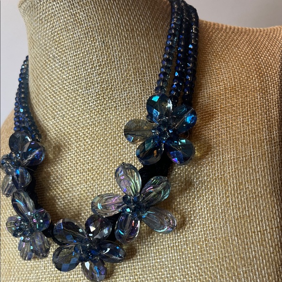 Elegant Blue Floral Necklace - Picture 5 of 6